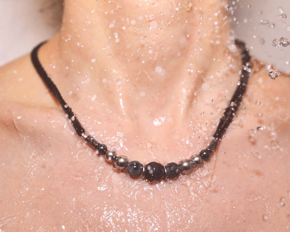 Kowal Outdoorschmuck Minikette mini Die Kleine Schwarze, in der Dusche getragen, groß