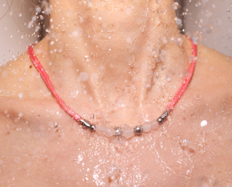 Kowal Outdoorschmuck mini Kette Klein Rosa, in der Dusche getragen, groß
