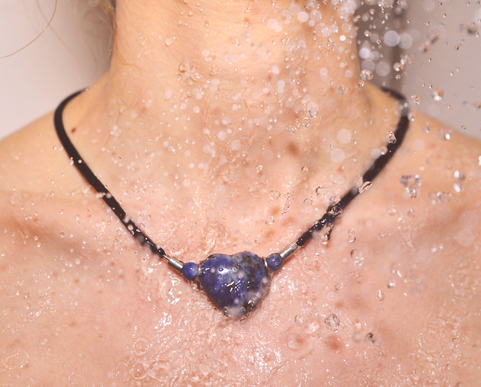 Kowal Outdoorschmuck mini Kette Das blaue Herz, in der Dusche getragen, groß
